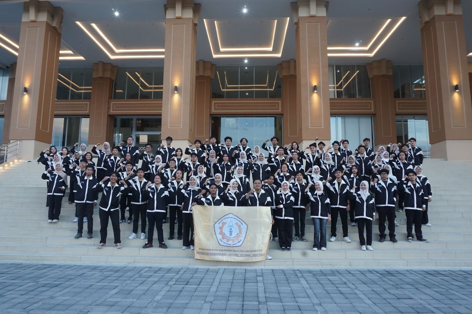 Foto Kepengurusan BEM FASILKOM 2025: Satu Potret, Satu Semangat!